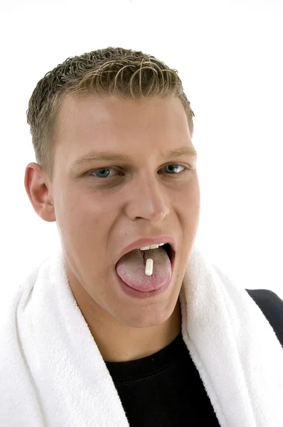 Joven hombre en forma va a comer cápsula — Foto de Stock