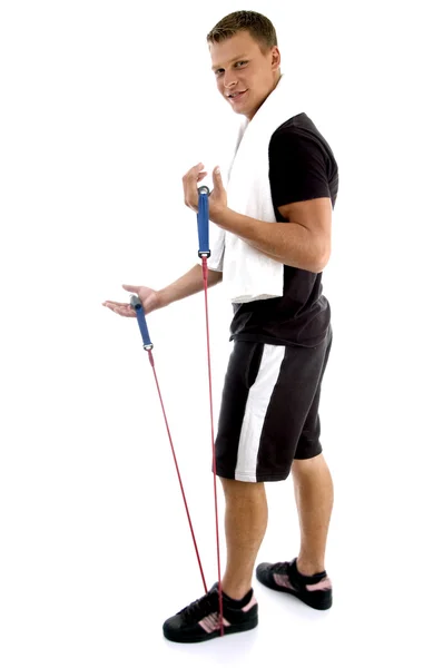 Jovem exercitando homem segurando corda — Fotografia de Stock