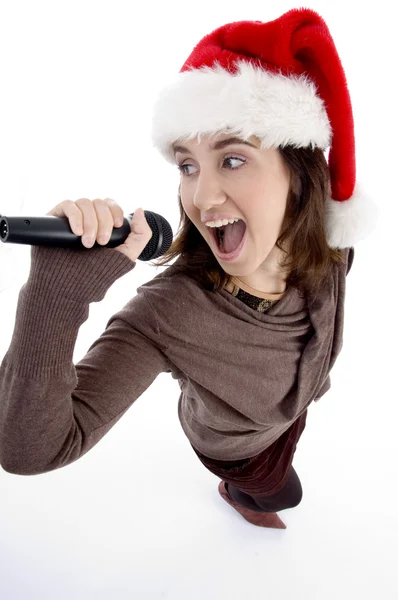 Έφηβος τραγουδιστής με mic και Χριστούγεννα καπέλο — Φωτογραφία Αρχείου