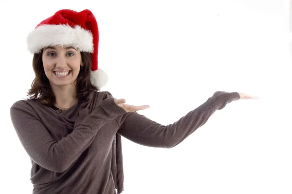 Jovem fêmea em chapéu de Natal apontando — Fotografia de Stock
