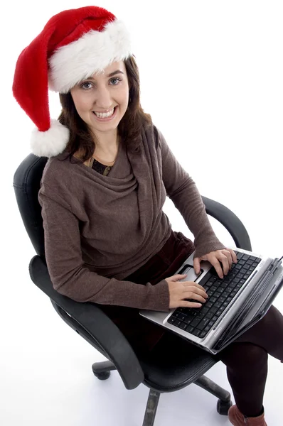 Adolescente feliz ocupado com laptop, sorrindo — Fotografia de Stock