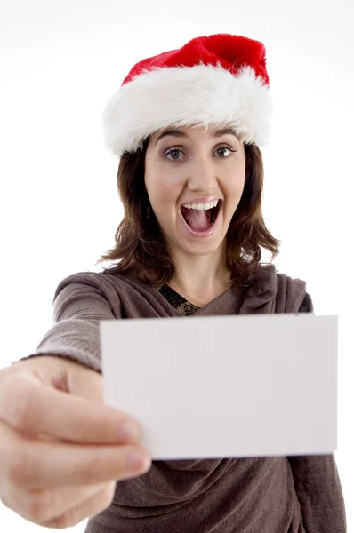 Mulher alegre mostrando cartão de visita — Fotografia de Stock