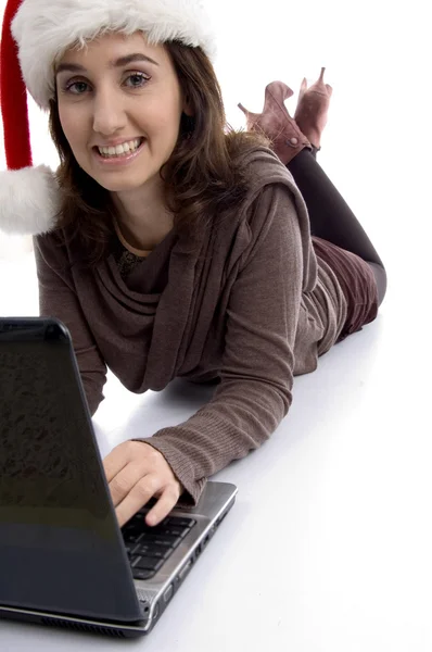 Jovem do sexo feminino trabalhando no laptop — Fotografia de Stock