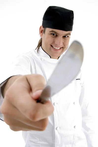 Mužský šéfkuchař zobrazeno kuchyně nástroj k fotoaparátu — Stock fotografie