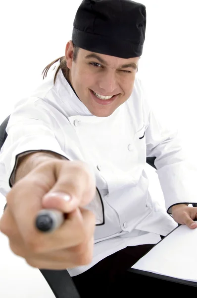 快乐的厨师在镜头前摆 — 图库照片