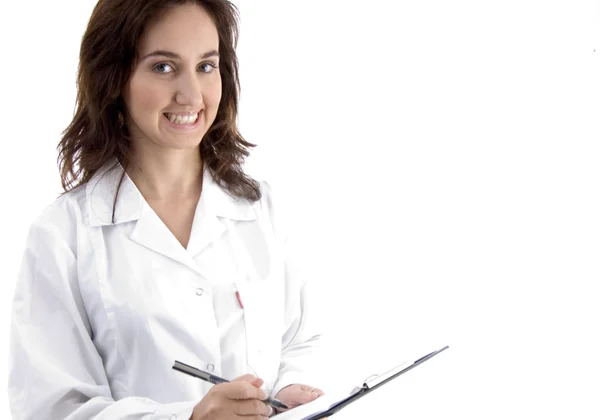 Женщина врач выписывает медицинские рецепты — стоковое фото