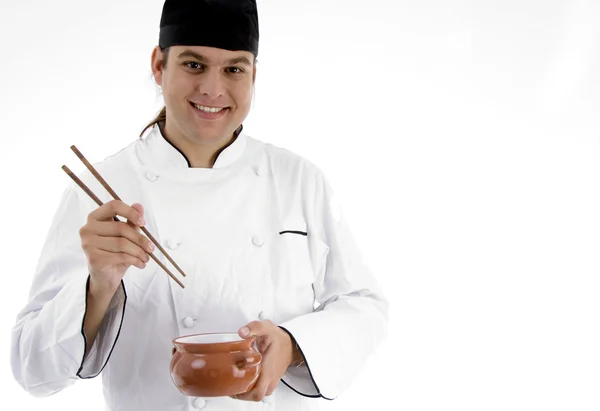 Manliga kocken presenterar kinesisk maträtt — Stockfoto
