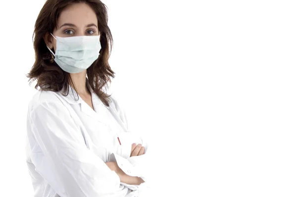 Женщина-врач в маске перед камерой — стоковое фото