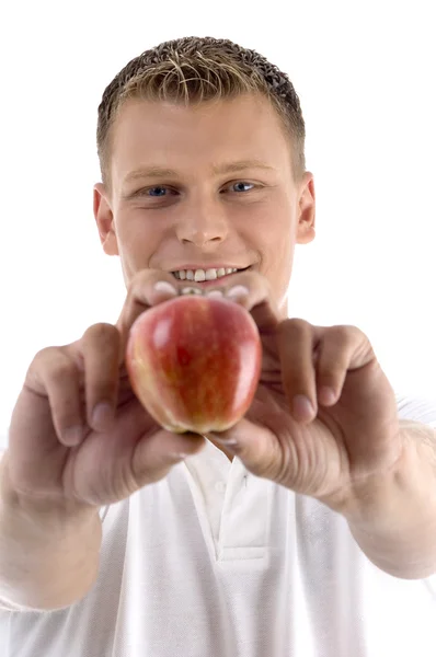 Hombre sano mostrando manzana roja fresca — Foto de Stock
