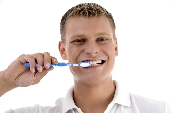 Gesunder Mann putzt sich die Zähne — Stockfoto