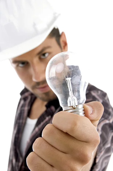 Молодой архитектор показывает электрическую лампочку — стоковое фото