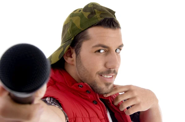Unga kaukasiska erbjuder hans mikrofon — Stockfoto