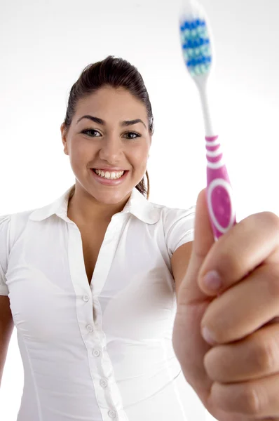 Красива жінка показує зубну щітку — стокове фото