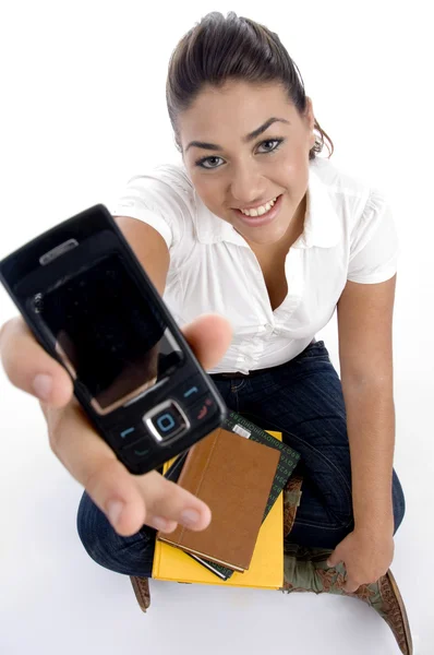 Adolescente faculdade mostrando seu celular — Fotografia de Stock