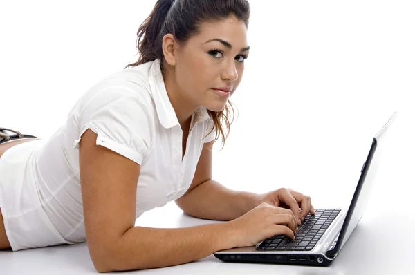 在笔记本电脑上工作的年轻美丽女性 — 图库照片
