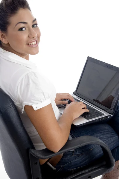 Jovem bela mulher trabalhando no laptop — Fotografia de Stock