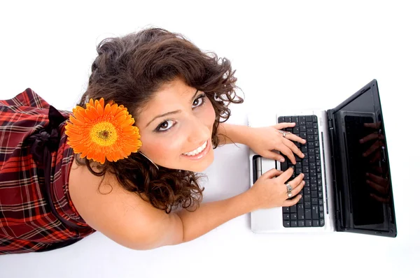 Vista superior de la mujer trabajando en el ordenador portátil —  Fotos de Stock