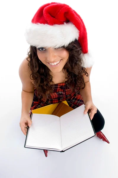 クリスマスの帽子を持つ学生の笑みを浮かべてください。 — ストック写真