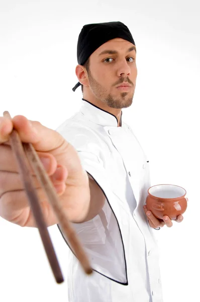 Mężczyzna kucharz z pałeczkami i miski — Zdjęcie stockowe