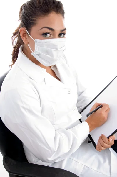 Médico con máscara y tablero de escritura — Foto de Stock