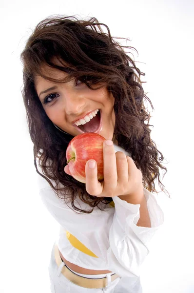 Młoda kobieta będzie jeść jabłko — Zdjęcie stockowe