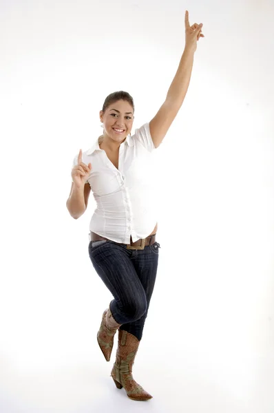 Jovem modelo alegre posando em uma perna — Fotografia de Stock