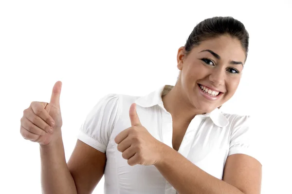 Усміхнена жінка показує жест удачі — стокове фото