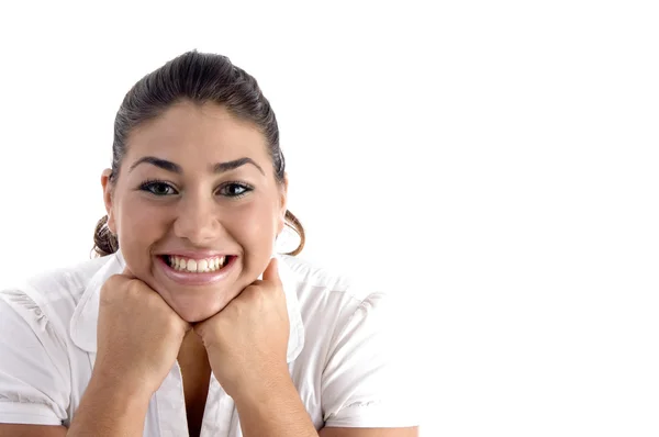 Mujer joven con las manos en la barbilla, sonriendo —  Fotos de Stock