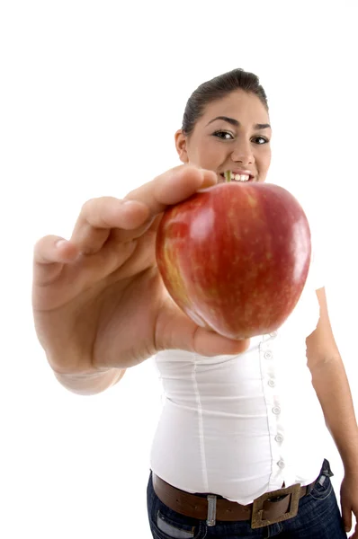 Jovem fêmea mostrando uma maçã — Fotografia de Stock