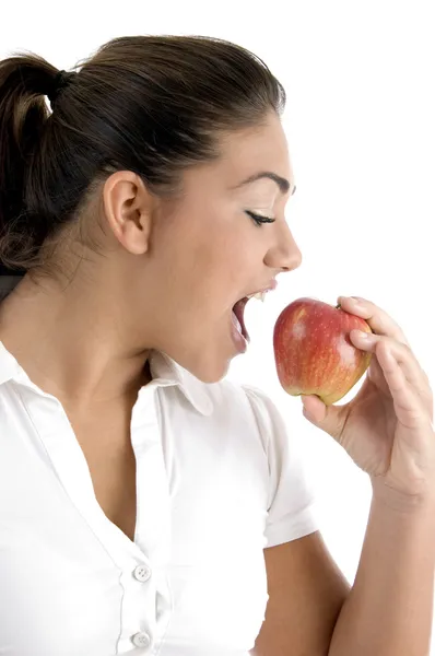 Jovem fêmea vai comer maçã — Fotografia de Stock
