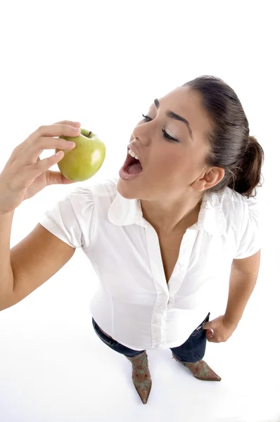 Високий кут зору жінки, що їсть яблуко — стокове фото