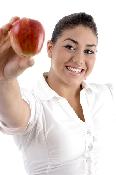 Sorrindo jovem fêmea mostrando maçã — Fotografia de Stock