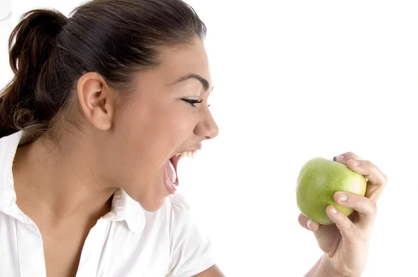 Joven modelo va a comer manzana fresca — Foto de Stock
