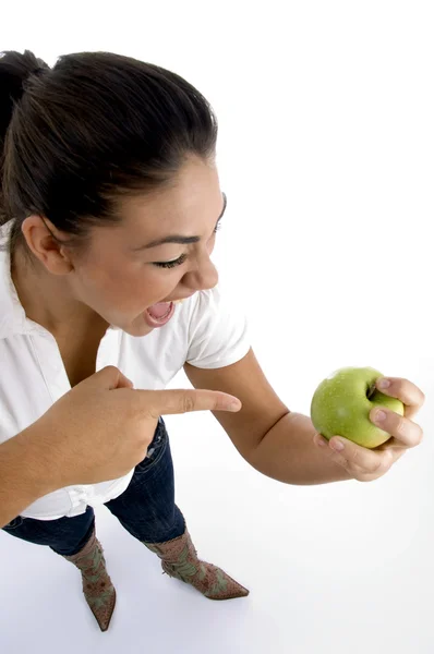 Modelo jovem indicando a maçã — Fotografia de Stock