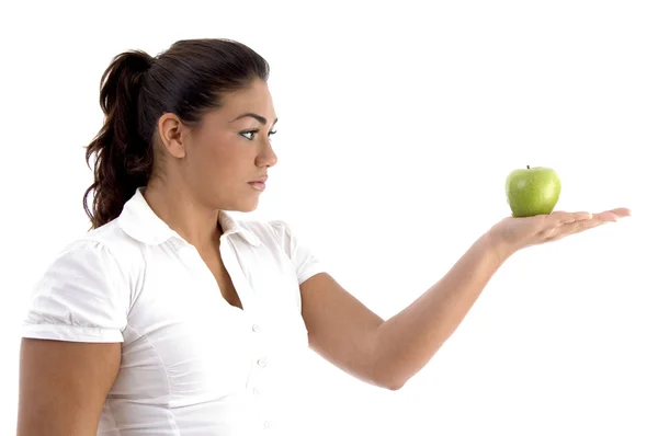 Mujer mirando la manzana — Foto de Stock