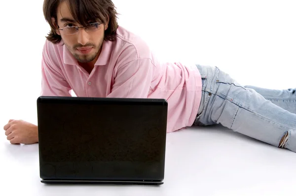 Beau jeune homme travaillant sur ordinateur portable — Photo