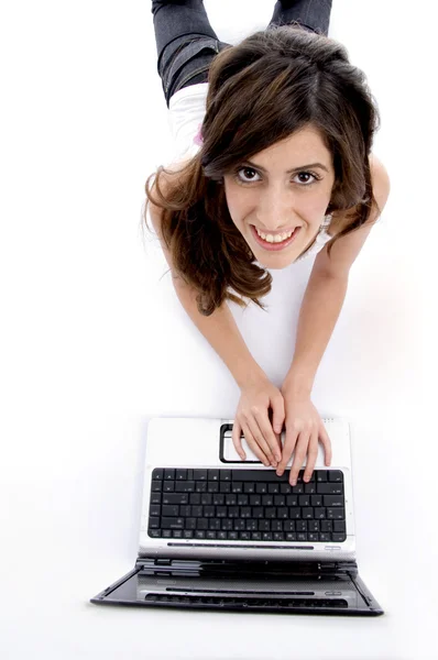 Ariel vista da menina que trabalha no laptop — Fotografia de Stock