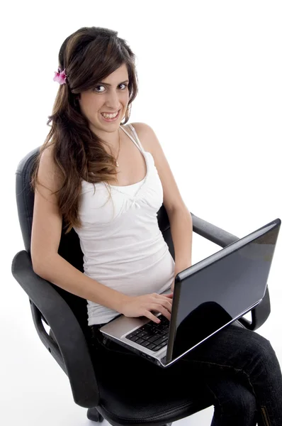 Sonriendo hermosa adolescente trabajando en el ordenador portátil —  Fotos de Stock