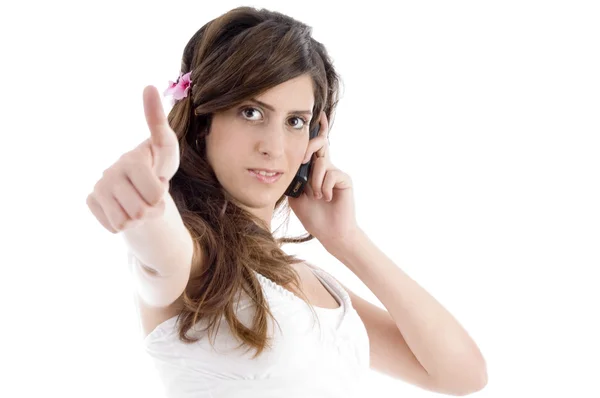 Menina com telefone mostrando sinal de aprovação — Fotografia de Stock