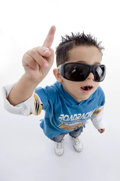 Pekar söt liten pojke med solglasögon — Stockfoto