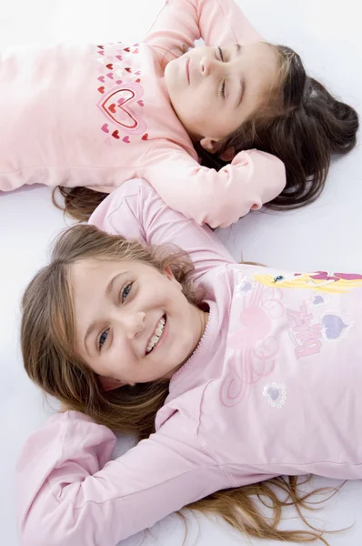 Süße kleine liegende Schwestern — Stockfoto