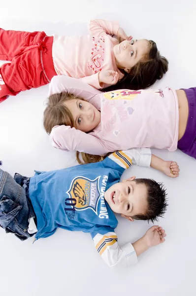 Schattige kinderen liggend op de vloer — Stockfoto