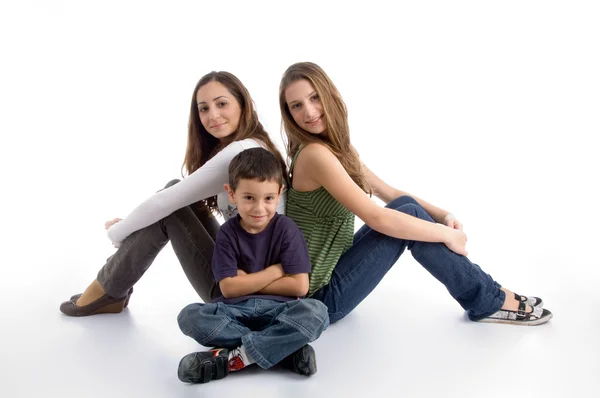 Jovem sentada com suas irmãs adolescentes — Fotografia de Stock