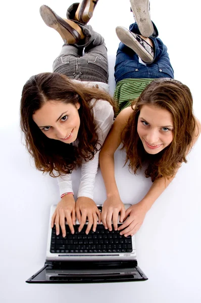 Lindo adolescente niñas ocupado en el ordenador portátil — Foto de Stock