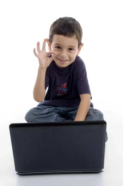 Söt ung pojke med laptop — Stockfoto