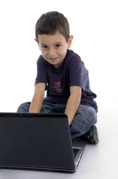 Pequeño chico inteligente trabajando en el ordenador portátil —  Fotos de Stock