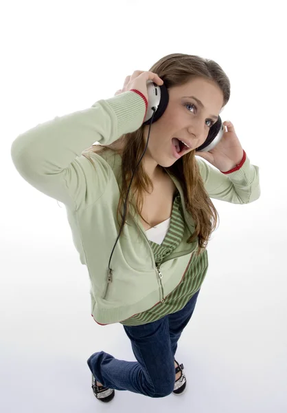 Mulher atraente usando fone de ouvido — Fotografia de Stock