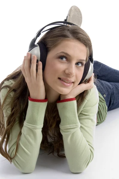 Hallgató-hoz zene fekve nő — Stock Fotó