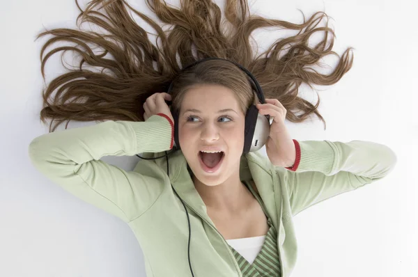 음악의 즐거움을 복용 하는 여성 — 스톡 사진