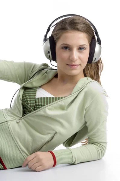 Mulher atraente desfrutando de música — Fotografia de Stock